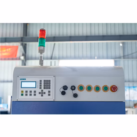 Macchina da taglio laser a fibra per tubi industriale da 1kw 1.5kw 2kw 3kw 4kw con mandrini per tornio pneumatici e macchina da taglio laser per tubi