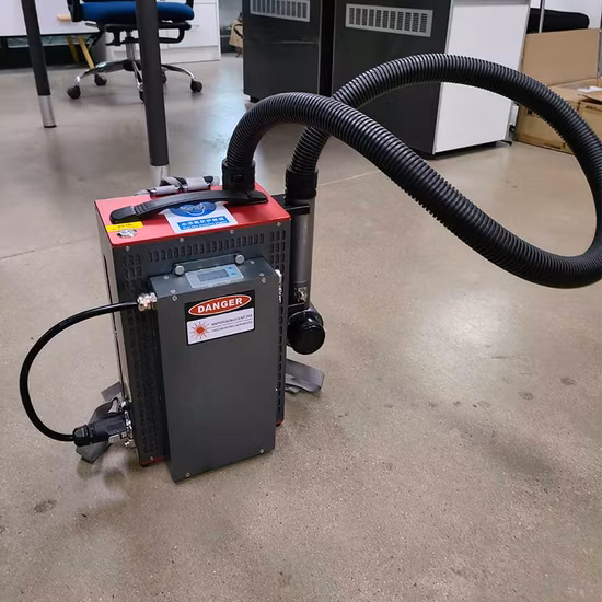 Macchina per la pulizia del laser a impulsi dello zaino per la rimozione della ruggine Mopa da 50 W 100 W 200 W per la rimozione della vernice